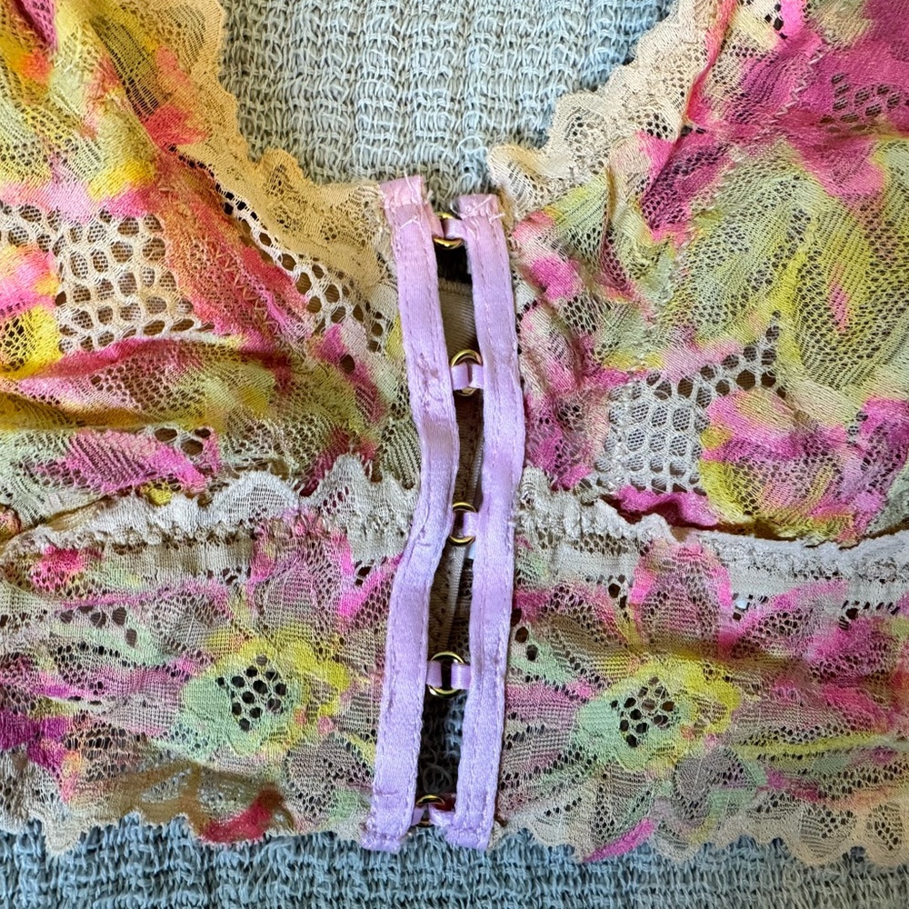 NWT, Aerie bralette, beautiful watercolor looking lace , size large. - Picture 2 of 7